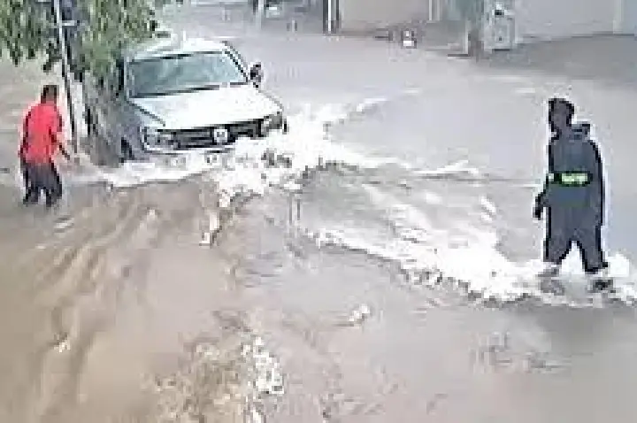 Idoso é arrastado por enxurrada para debaixo de carro e morre