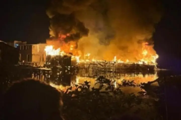 Incêndio atinge maior favela sobre palafitas do Brasil; VÍDEO