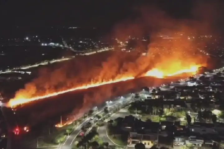 Incêndio de grandes proporções atinge área de mais de 7 campos de futebol no interior de SP