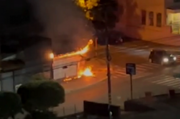 Incêndio destrói bar na Vila Universitária em Bauru; VÍDEO