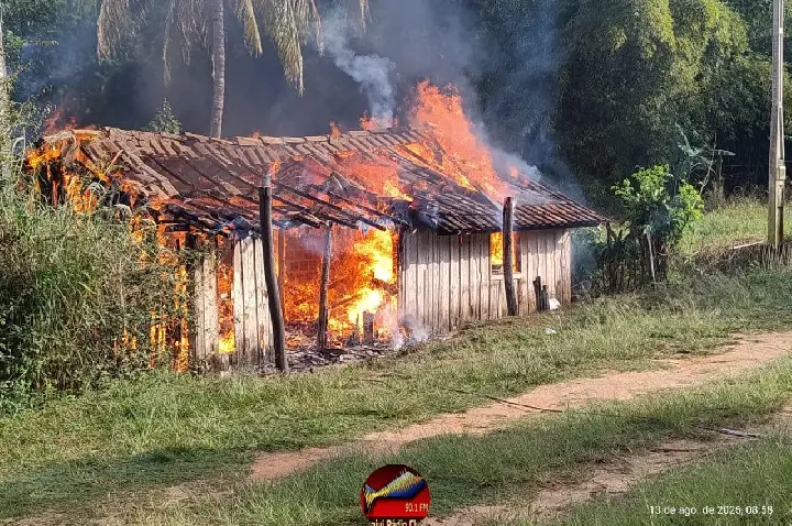 INCÊNDIO DESTRÓI CASA DE MADEIRA NO DISTRITO DE SANTO ANTÔNIO DA ESTIVA, EM PIRAJUÍ