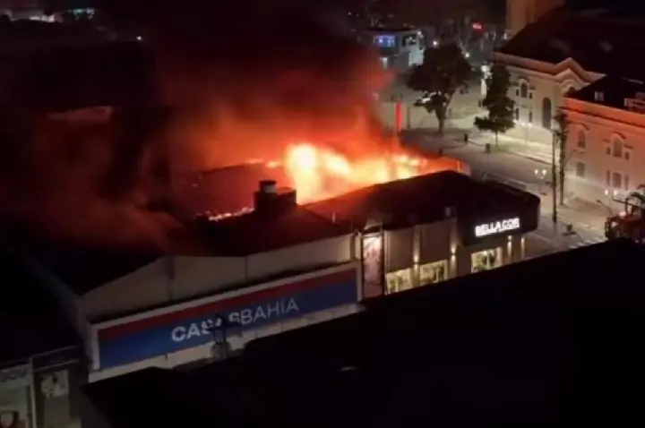 Incêndio destrói Casas Bahia no centro de Santa Bárbara