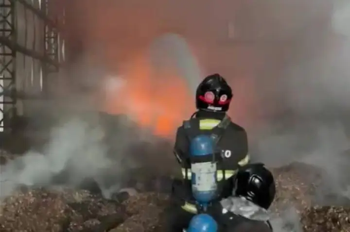 Incêndio em barracão de palha deixa um morto e cinco feridos