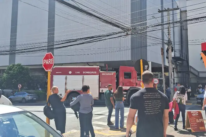 Incêndio em loja assusta funcionários e fecha Bauru Shopping
