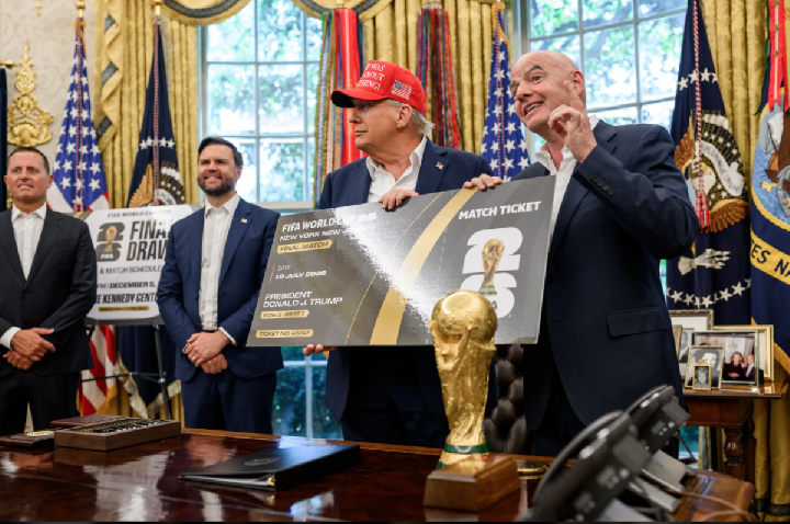 Infantino viola neutralidade em relação com Trump e é denunciado