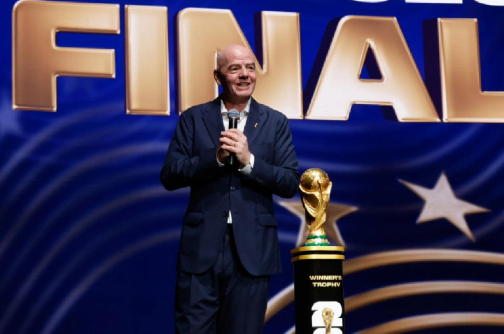 Infantino vive crise inédita e vê clima de 'eleição antecipada'