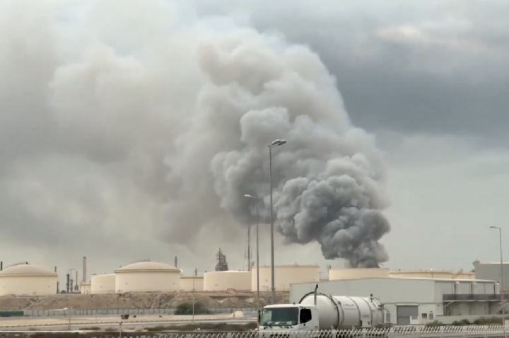 Irã ataca base dos EUA e ameaça fechar Estreito de Ormuz; VÍDEO
