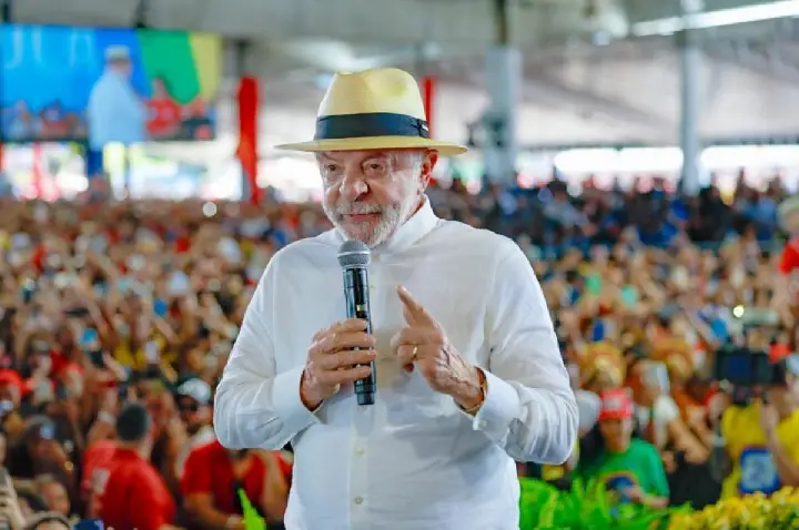 Irresponsável, diz Lula após revogação de visto de embaixadora