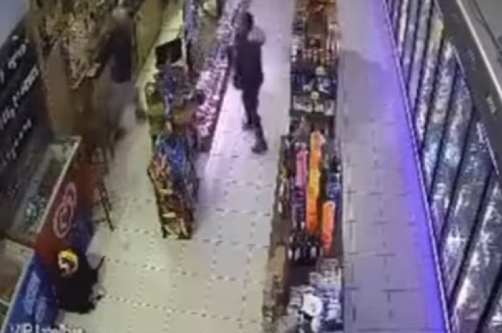 Irritado com preço de cerveja, cliente tenta matar dono de loja