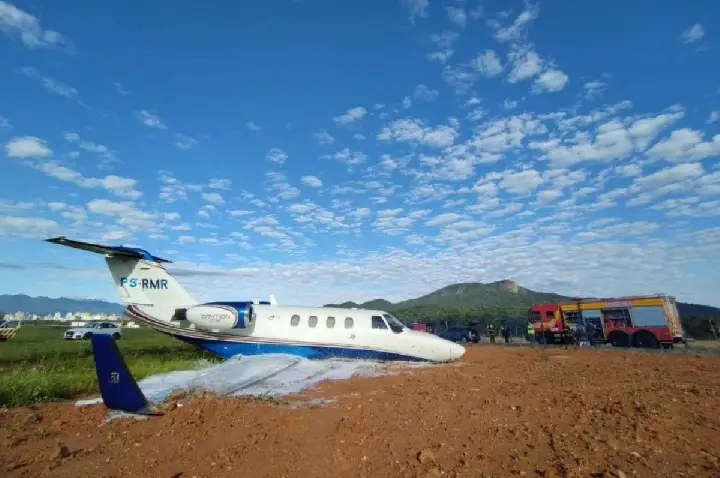 Jatinho sai da pista e quebra asa em pouso no Aeroclube de SC