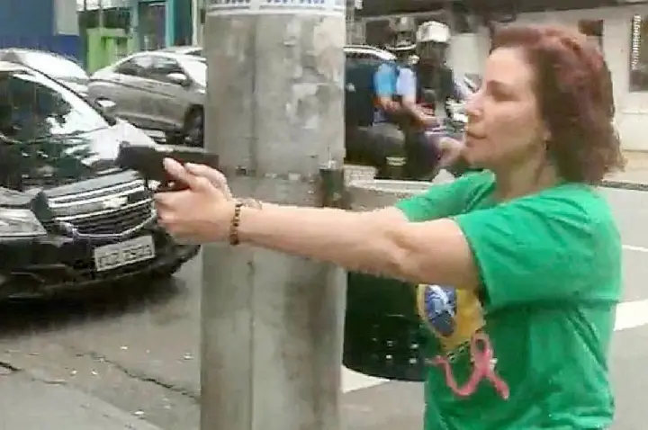 Jornalista perseguido por Zambelli tem prisão decretada; entenda