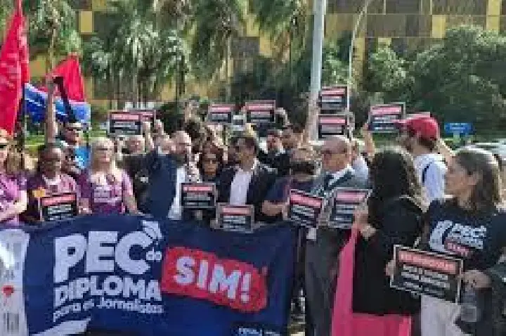 Jornalistas fazem ato contra censura e agressões na Câmara