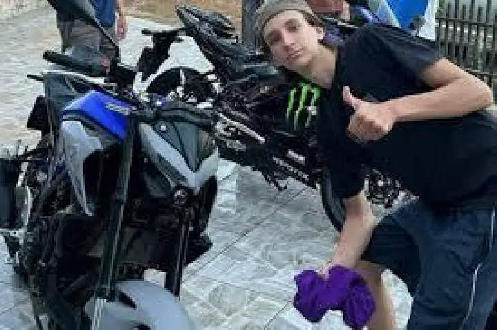 Jovem atropela colega que o filmava, bate moto e morre