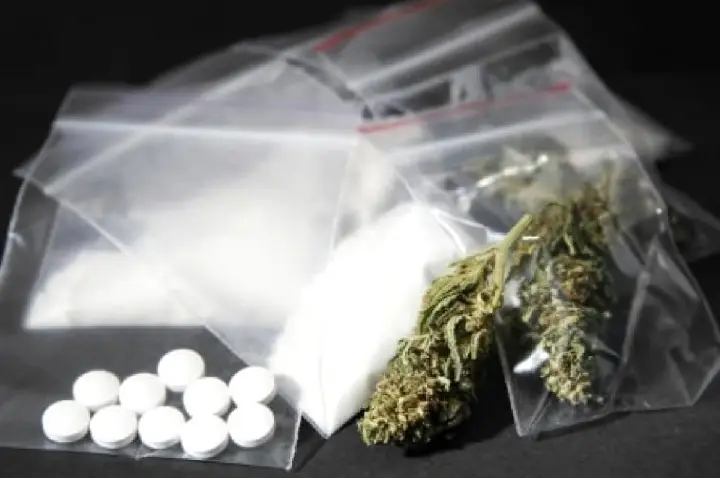 Jovem é presa com drogas ao tentar entrar em presídio de Bauru