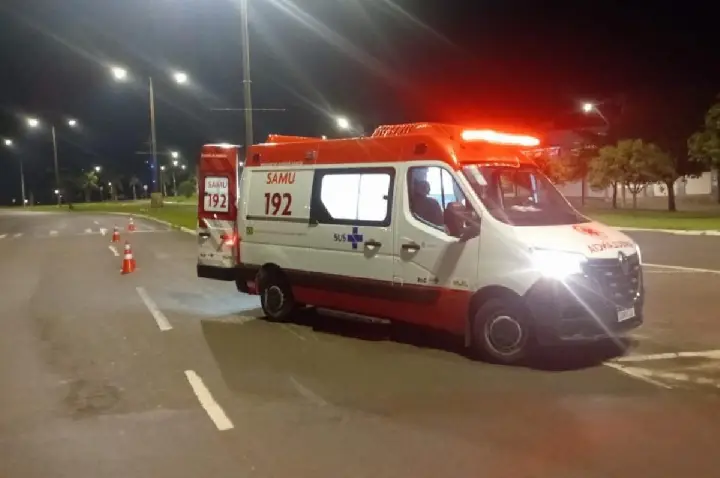 Jovem morre após colidir moto contra poste em Agudos; VÍDEO