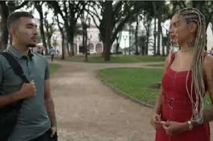 Jovem que se perdeu em trilha reencontra amiga