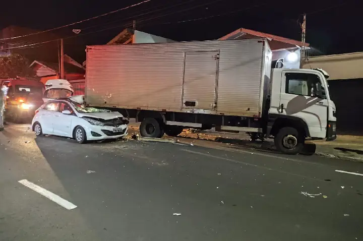 Jovens ficam feridos ao colidir carro na traseira de caminhão