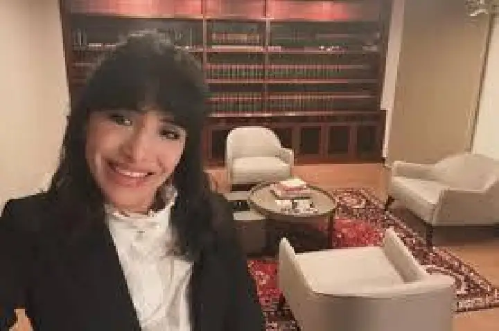 Juíza demitida por repetir decisões em massa alega autismo
