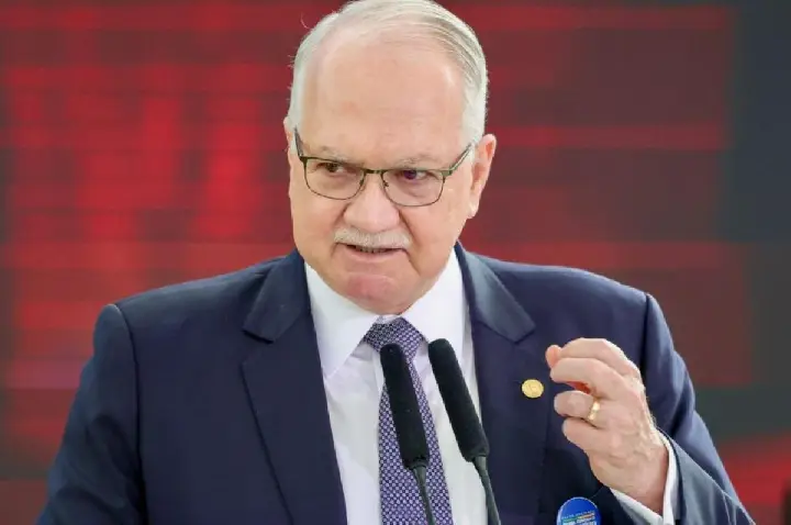 Juízes erram e precisam responder pelos erros, diz Fachin