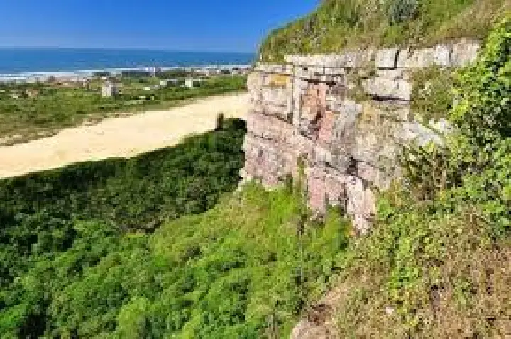 Justiça condena casal que assaltou e empurrou vítima de penhasco