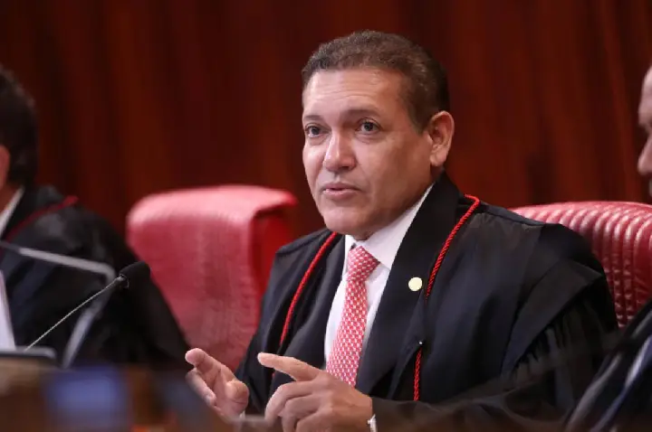 Kassio tenta blindagem no TSE contra questionamento às urnas