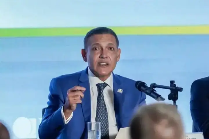 Kassio tira restrições de perfis e beneficia Flávio nas redes