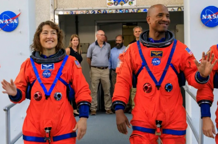 Koch se torna 1ª mulher a sobrevoar a Lua, e Glover, o 1º negro