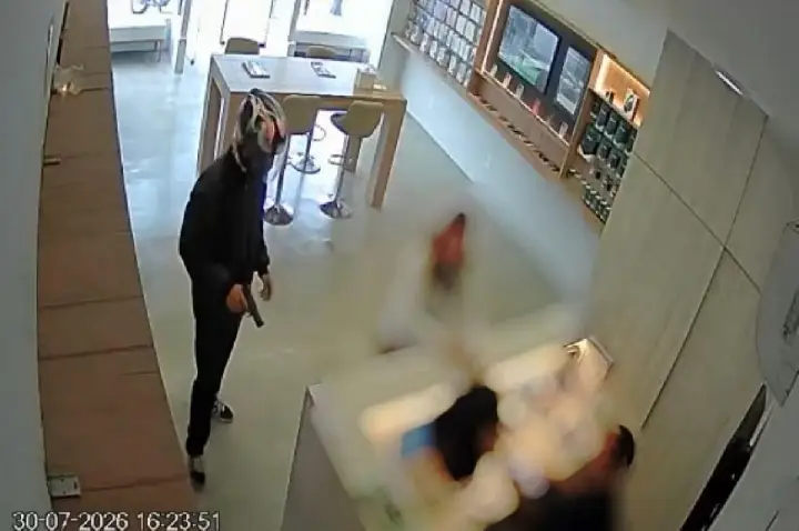 Ladrão atira 3 vezes em roubo a loja de celular na Getúlio; VÍDEO