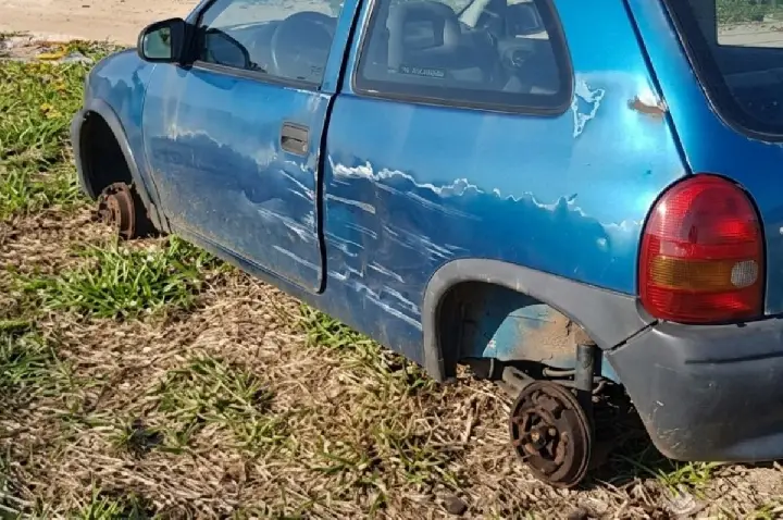 Ladrão furta as quatro rodas e bateria de carro em Bauru; VÍDEO