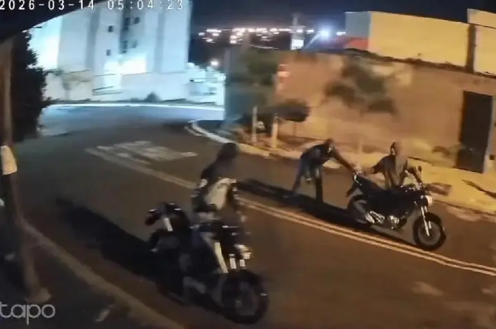 Ladrões quebram grade de condomínio em Bauru e levam motos; VÍDEO