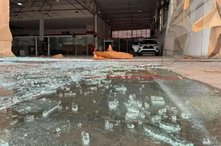 Ladrões quebram vidro de concessionária em Bauru e levam Hilux