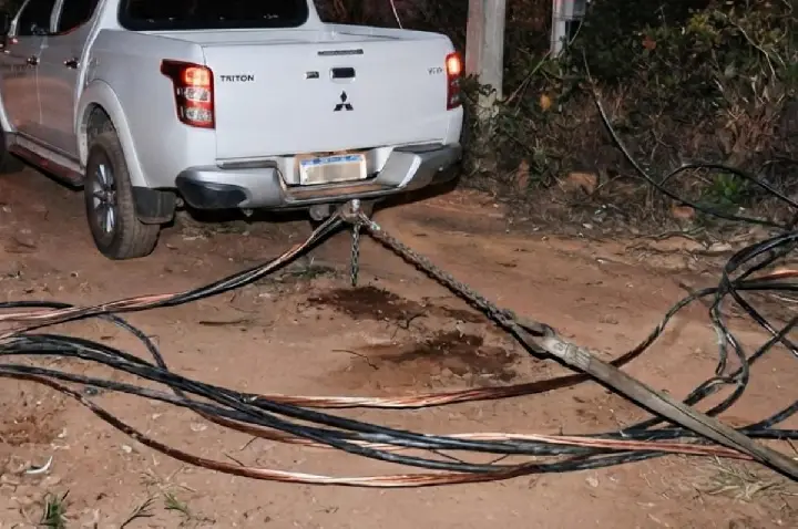 Ladrões usam engate de veículo para arrancar fios subterrâneos