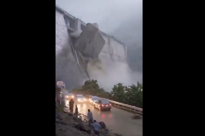 Lago transborda no Nepal e interrompe resgates; VÍDEO
