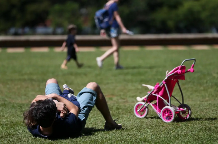 Licença-paternidade de até 20 dias é aprovada no Senado