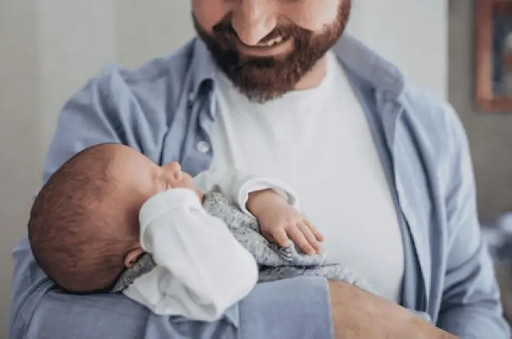Licença-paternidade é ampliada para até 20 dias e ganha benefício