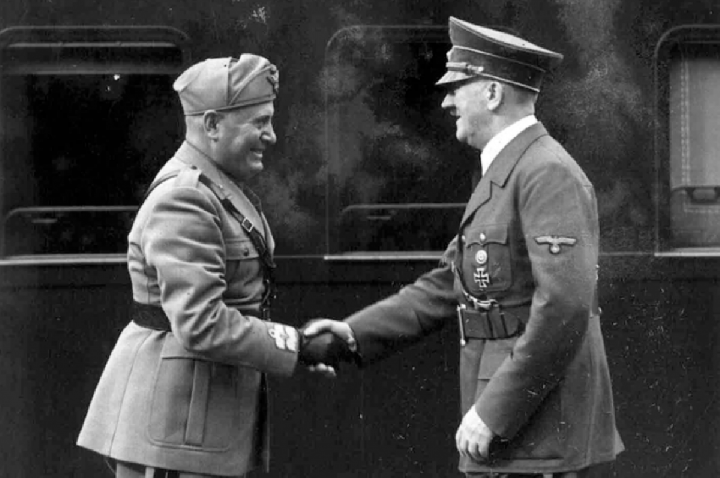 'Liderança': Diretora de ensino sugere ler Hitler e Mussolini