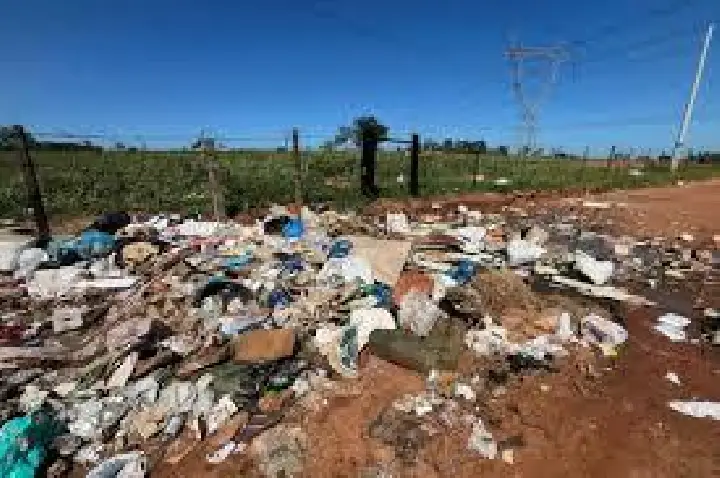Lixo irregular na Bauru-Iacanga prejudica moradores em área rural