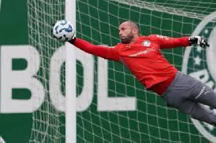 Lomba ganha presente de aniversário e renova até o fim de 2026