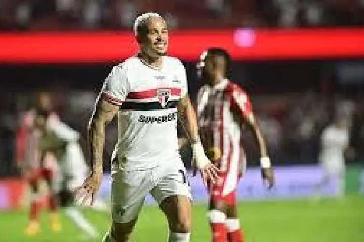 Luciano brilha e São Paulo vence Náutico de virada