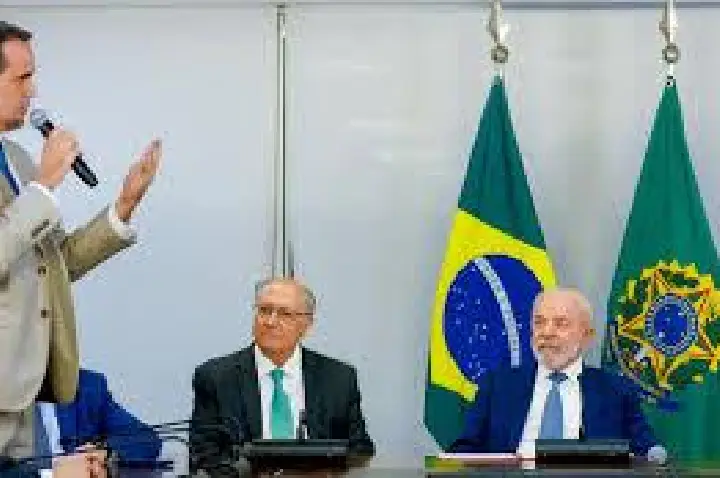 Lula assina Medida Provisória e zera 'taxa das blusinhas'