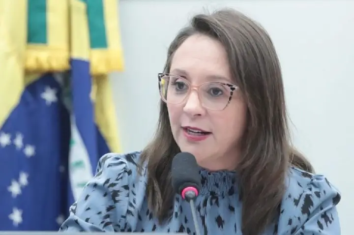 Lula e Flávio Bolsonaro disputam Podemos, que deve ficar neutro