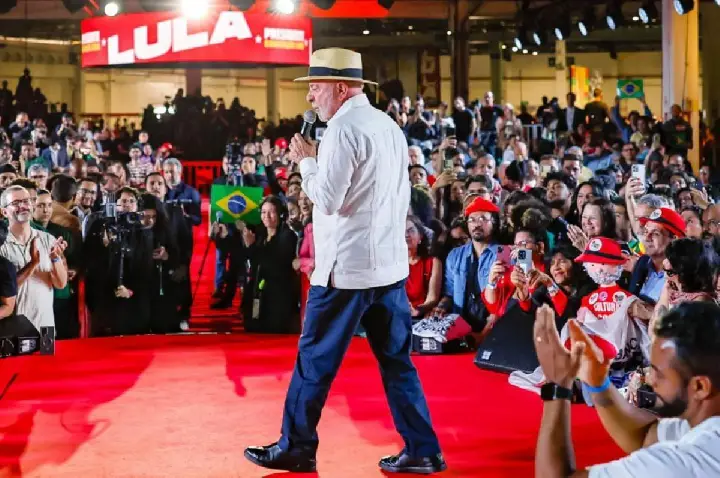 Lula se lança à reeleição e promete disputa por emendas