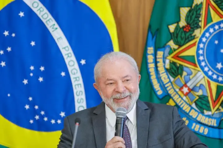 Lula tem 48%, e Flávio Bolsonaro, 43% no segundo turno