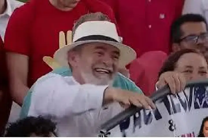 Lula tem sósia? Homem aparece e atrai atenção em grande evento