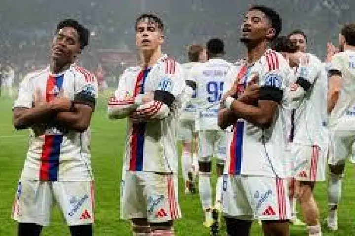 Lyon vence com brilho de Endrick, que sai ovacionado de campo