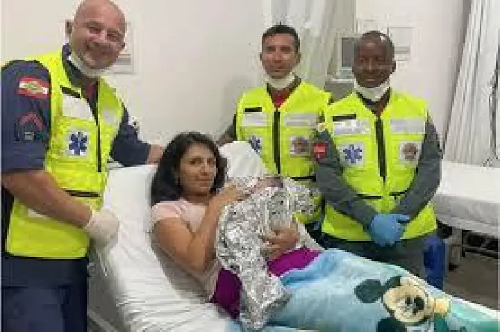 Mãe dá à luz sozinha no banheiro antes de o socorro chegar