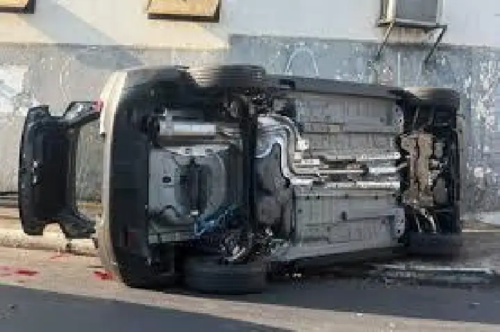 Mãe e filho estavam em carro que tombou em cruzamento de Bauru