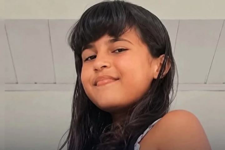 Mãe é presa após menina ser achada morta com coleira