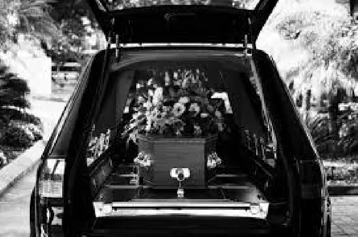 Mãe não resiste a mal-estar e morre durante velório do filho