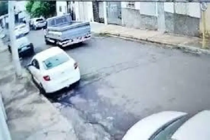Mãe para veículo de PM de folga e bebê engasgada é salva em Bauru